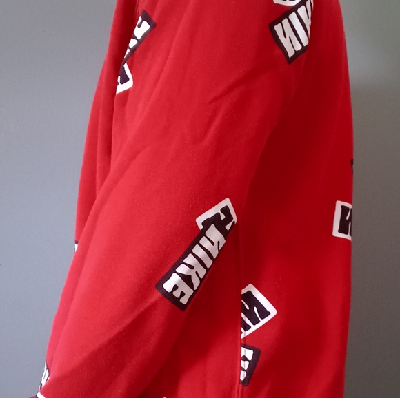 Nike Sport Essentials all over sticker print crew neck fleece sweatshirt in red - Picture 3 of 3